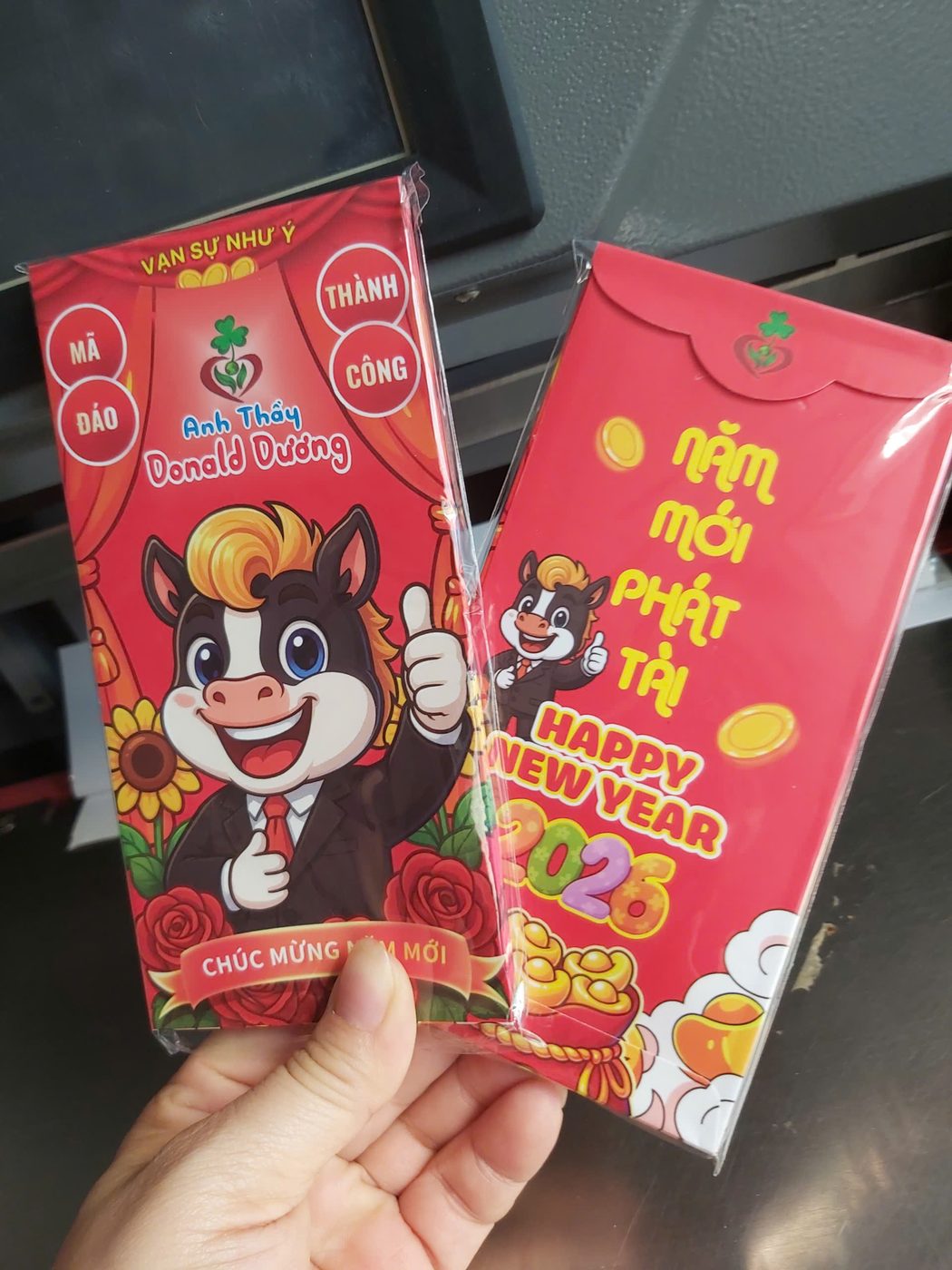 Bao lì xì Tết 2026 Donald Dương hình ngựa