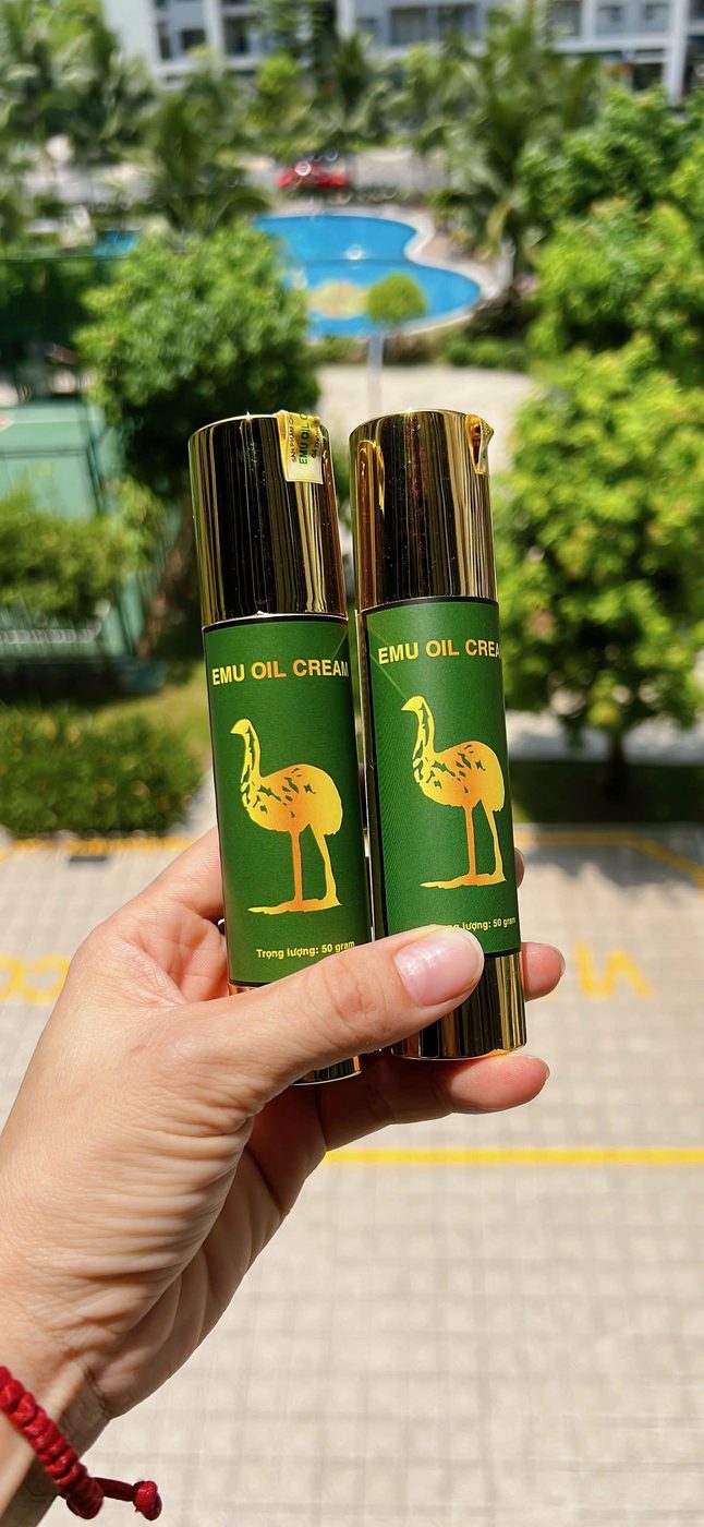 Tem nhãn Emu Oil Cream 2 chai trên tay